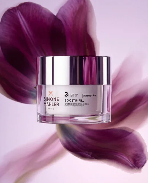 Boost R-Fill Crème Simone Mahler, crème correction rides, pot en verre de 50 ml sur des pétales de tulipe noire