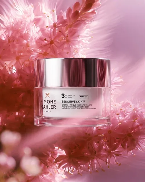 Sensitive Skin Crème Simone Mahler, crème-masque réconfortante pour peaux sensibles, pot en verre sur des fleurs roses