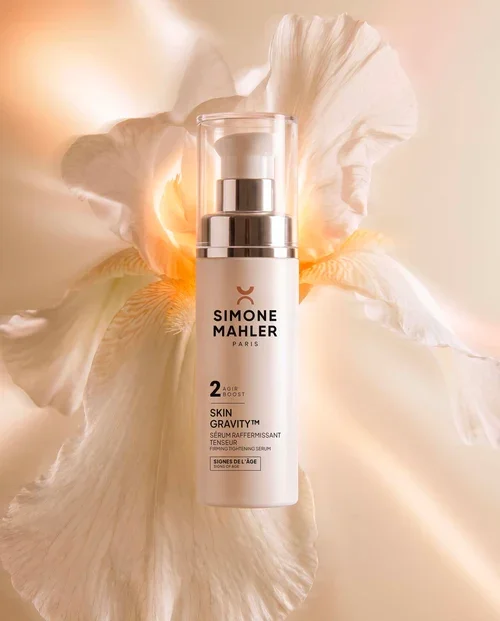 Skin Gravity Sérum Simone Mahler, sérum raffermissant tenseur, flacon de 30 ml devant un iris